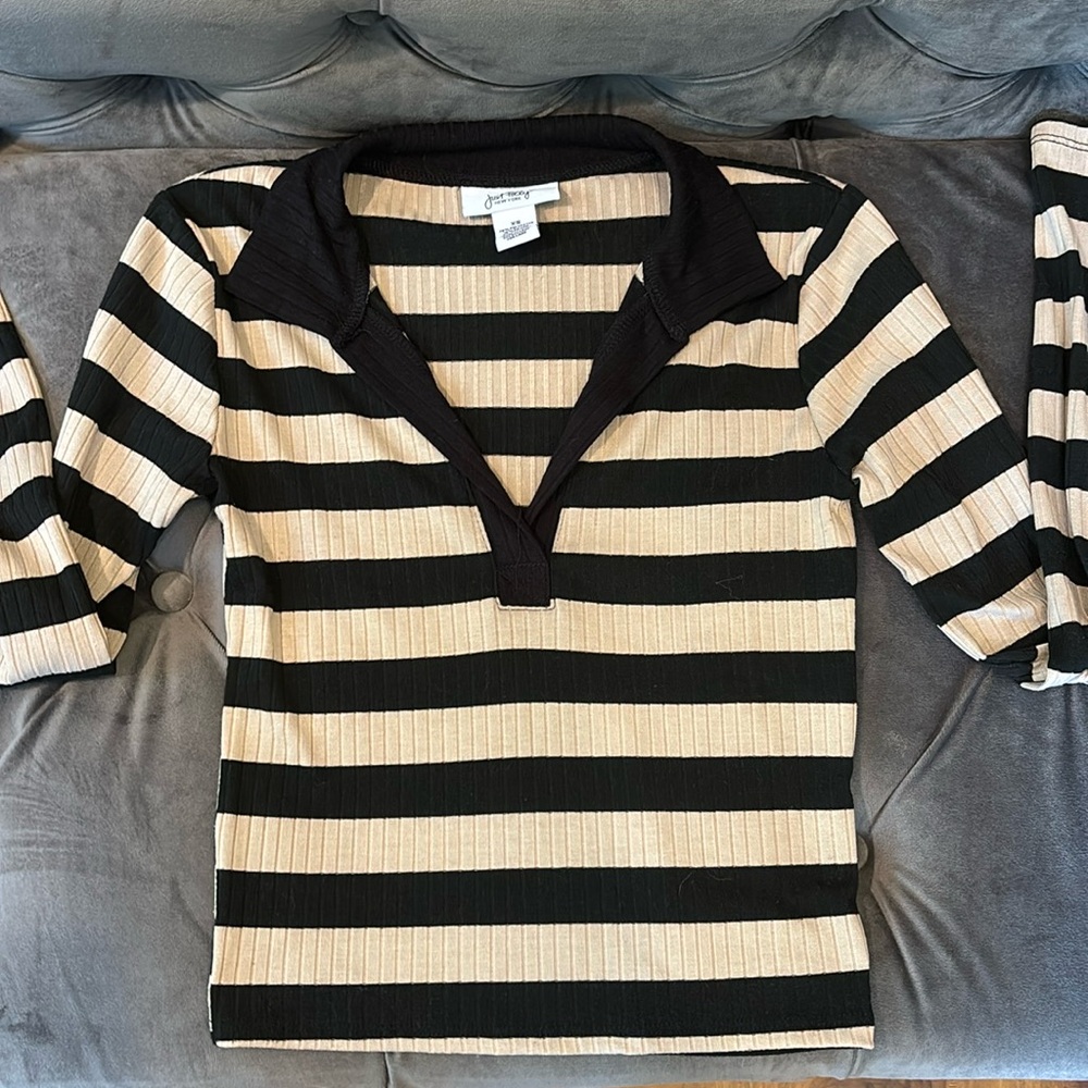 Black/Tan long sleeve! Size: Woman’s XS Brand: Just Polly